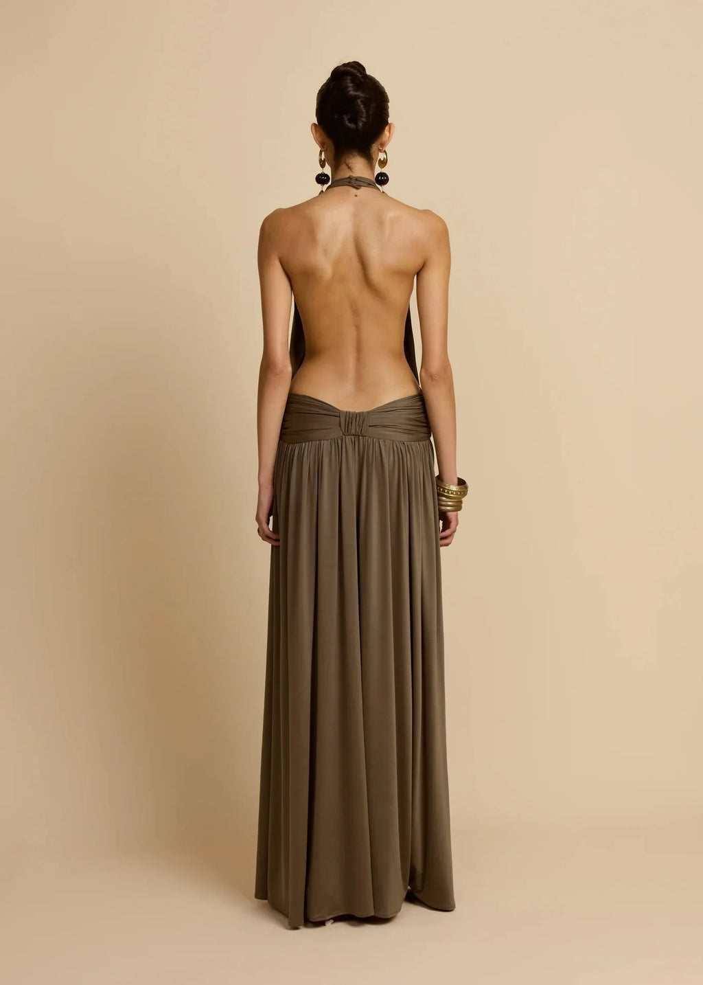 Ropa de mujer europea y americana 2025, novedad de verano, vestido largo plisado con cuello y espalda descubierta, vestido con temperamento