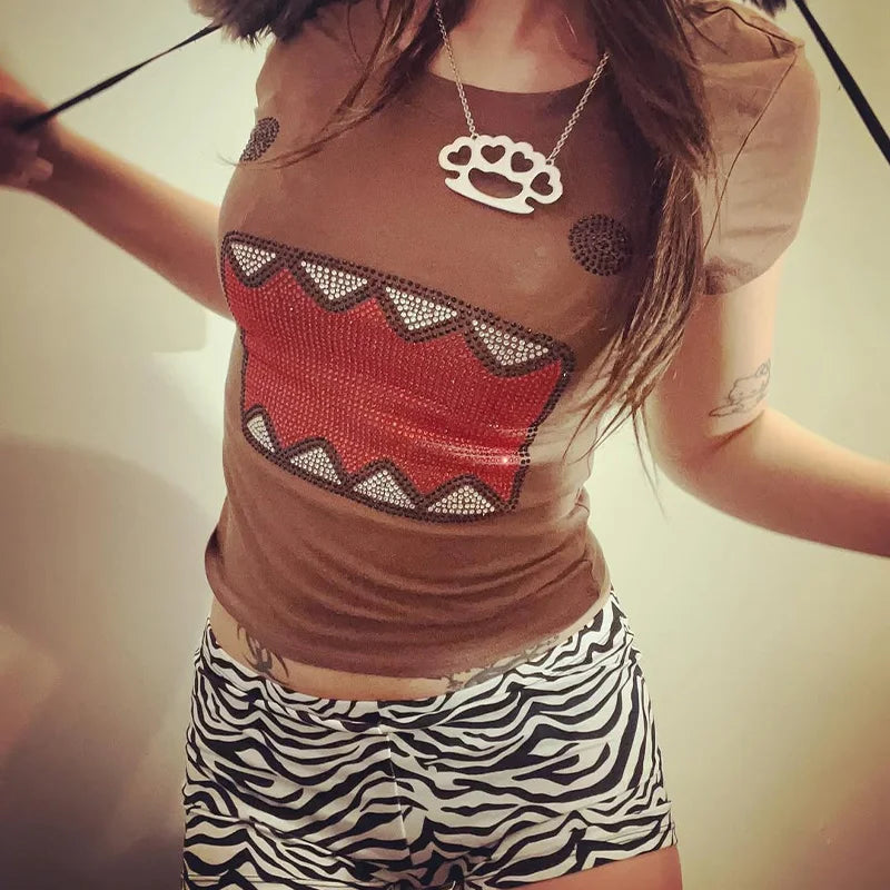 2025 verano nuevas mujeres Y2K chica Retro Hot Fix aplicación de diamantes de imitación cuello redondo Top camiseta divertida Vintage Tama Jun Top