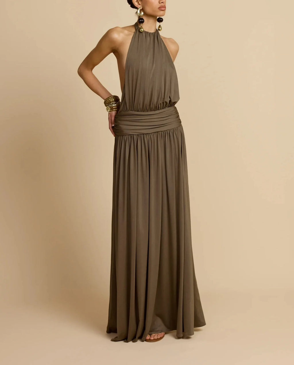 Ropa de mujer europea y americana 2025, novedad de verano, vestido largo plisado con cuello y espalda descubierta, vestido con temperamento