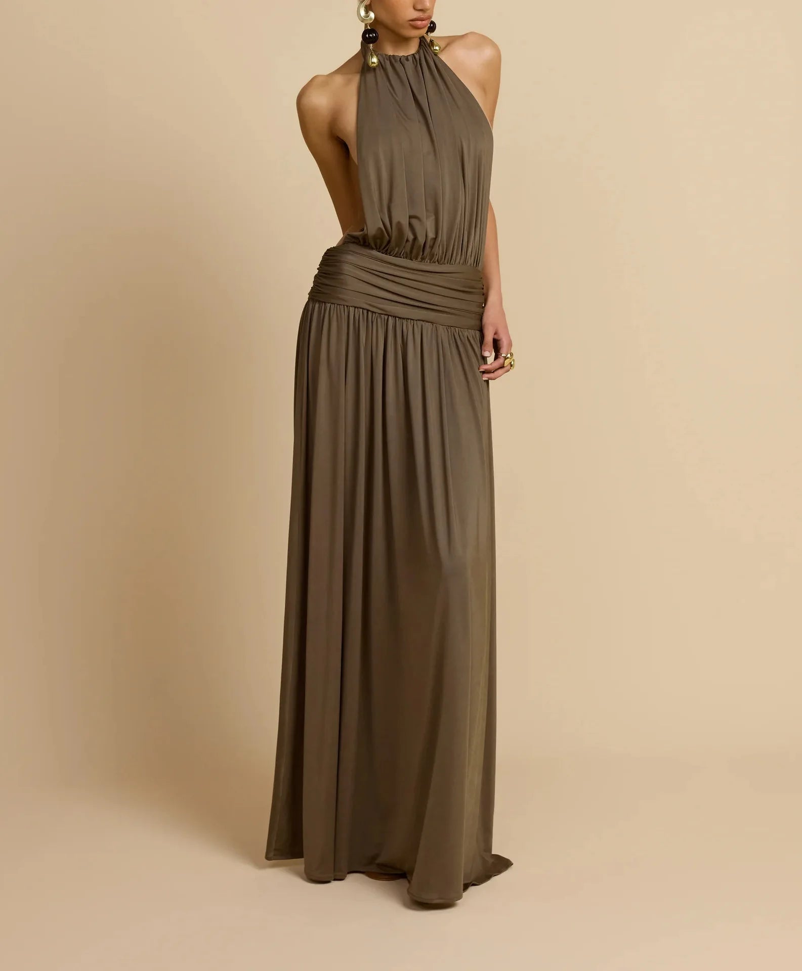 Ropa de mujer europea y americana 2025, novedad de verano, vestido largo plisado con cuello y espalda descubierta, vestido con temperamento