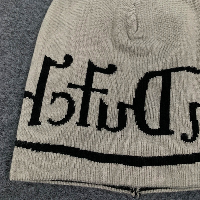 Gorro de punto de hilo Jacquard con letras a la moda, jersey versátil y cálido, gorro de otoño e invierno para hombres y mujeres YUNO STUDIOS