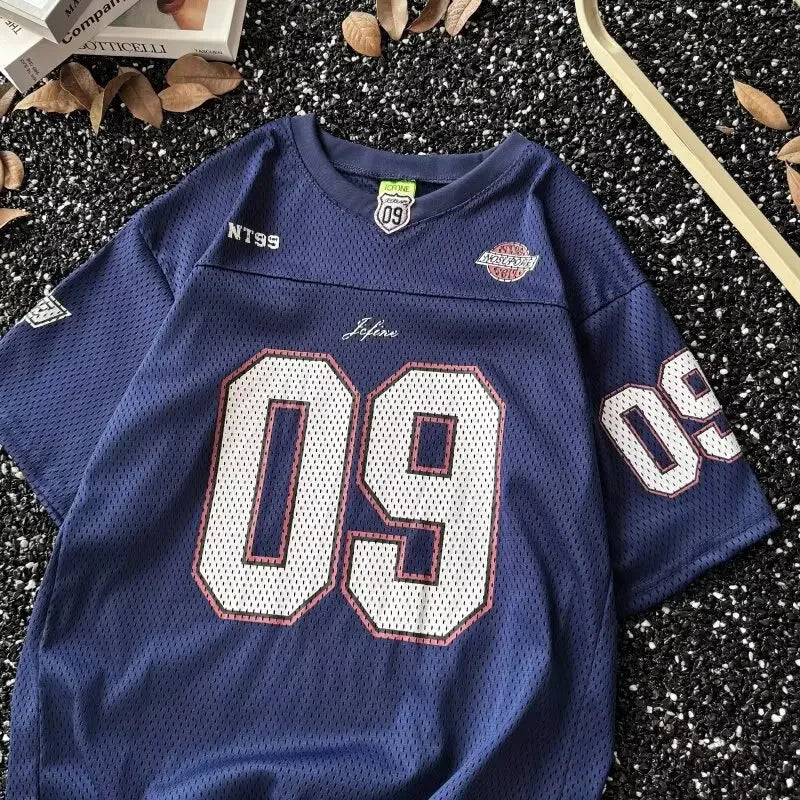 Camiseta de béisbol de manga corta con cuello en V de estilo americano, Top Retro deportivo holgado de verano para hombres y mujeres YUNO STUDIOS